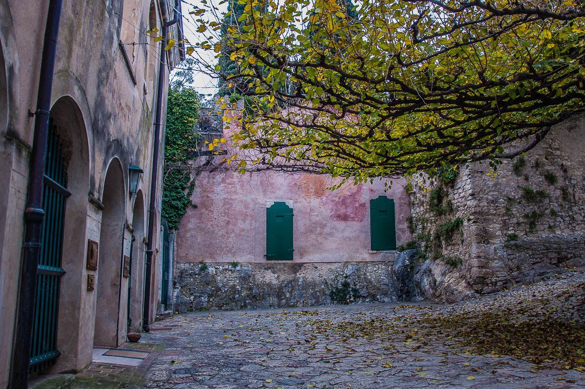 The courtyard - Punta di San Vigilio - Lake Garda, Italy - rossiwrites.com