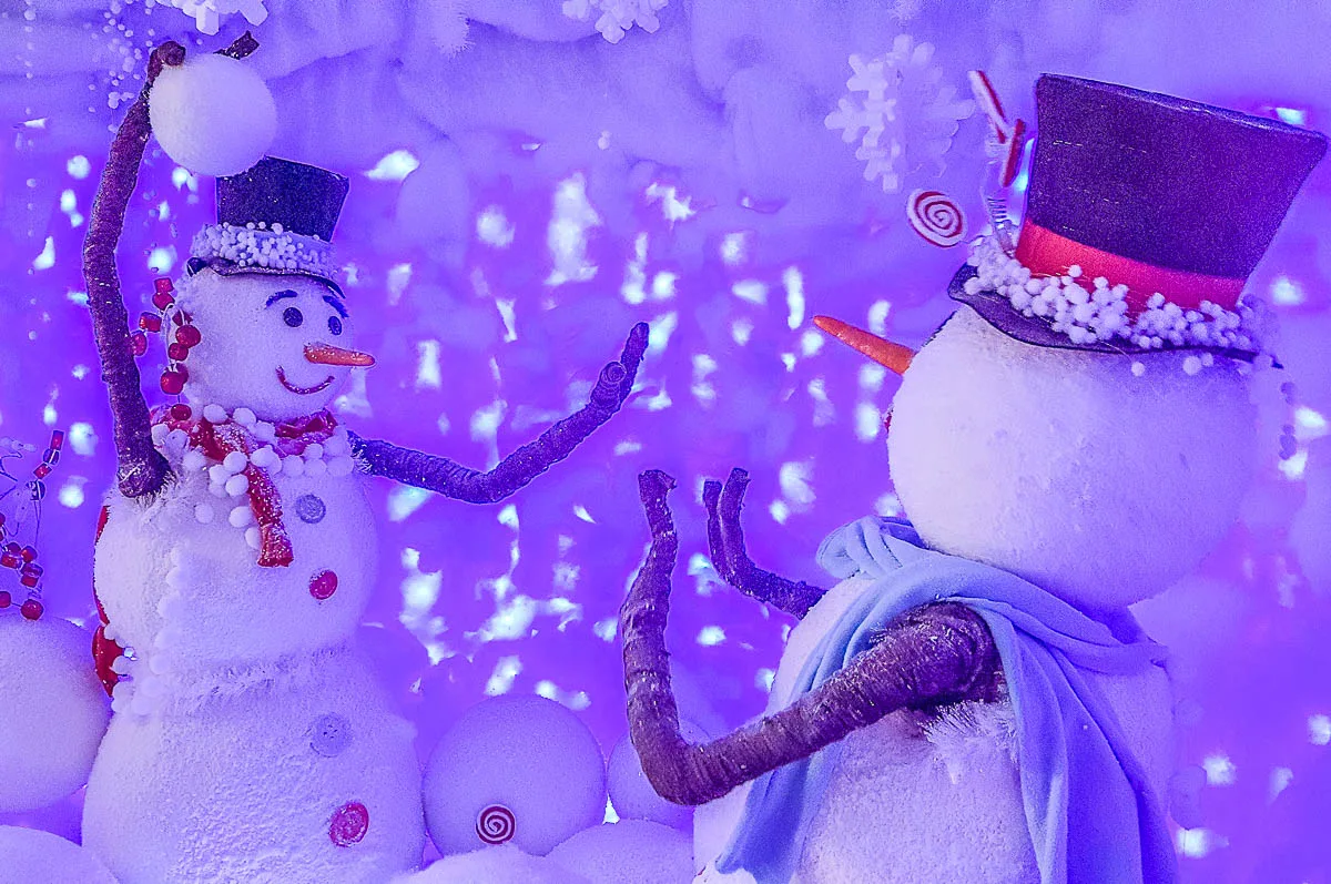Snowmen fighting with snowballs - Christmas display - Flover - Verona, Italy - rossiwrites.com