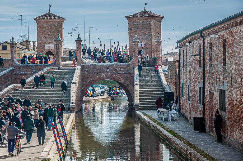 Trepponti Bridge at the start of the Carnival day - Comacchio, Italy - rossiwrites.com