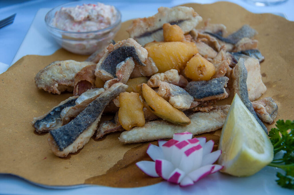 Пържена езерна риба, сервирана в ресторант в градчето Лимоне сул Гарда - Езерото Гарда, Италия - rossiwrites.com