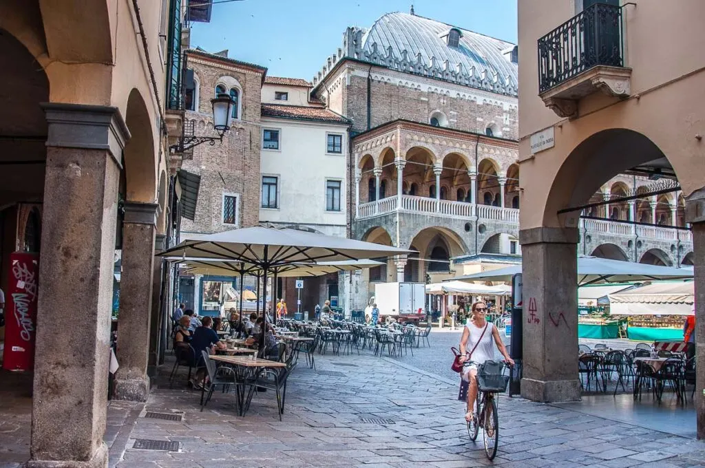 Palazzo della Ragione and the daily market on Piazza della Frutta - Padua, Italy - rossiwrites.com