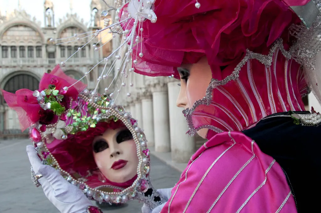 Mask holding a mirror next to the Doge's Palace - Venice Carnival 2011 - rossiwrites.com