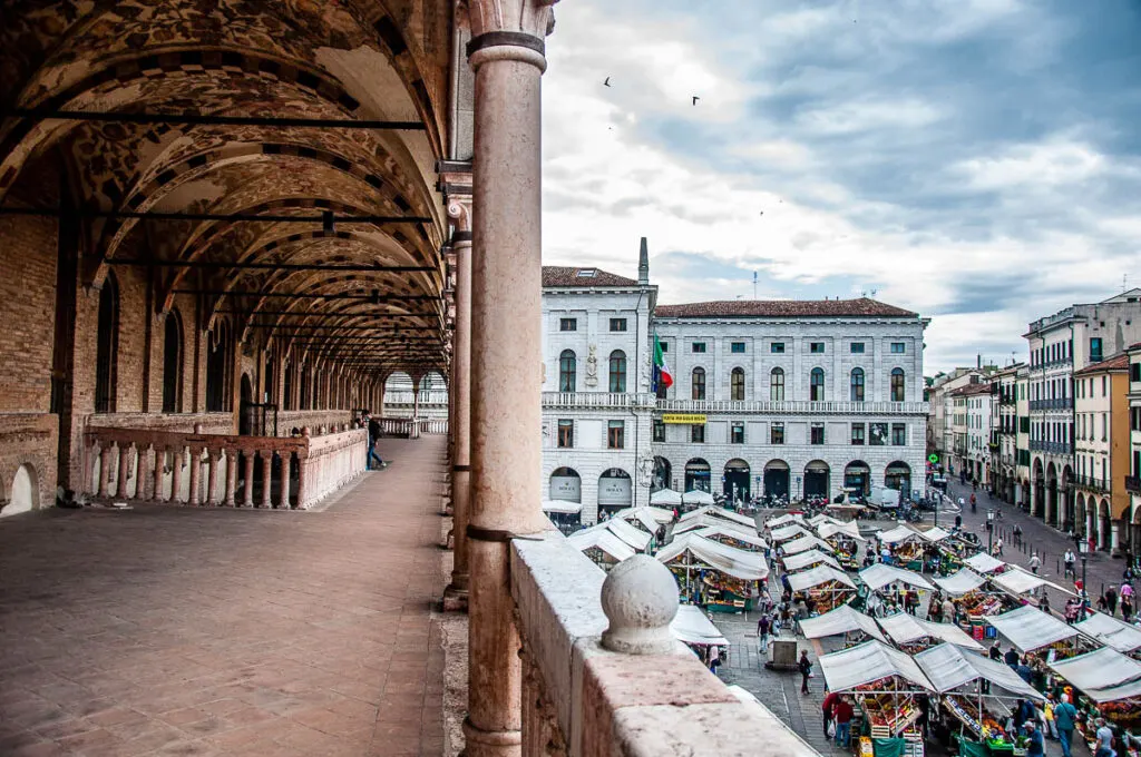 Пиаца деле Ербе и ежедневният пазар, видени от терасата на Палацо деля Раджоне - Падуа, Италия - rossiwrites.com