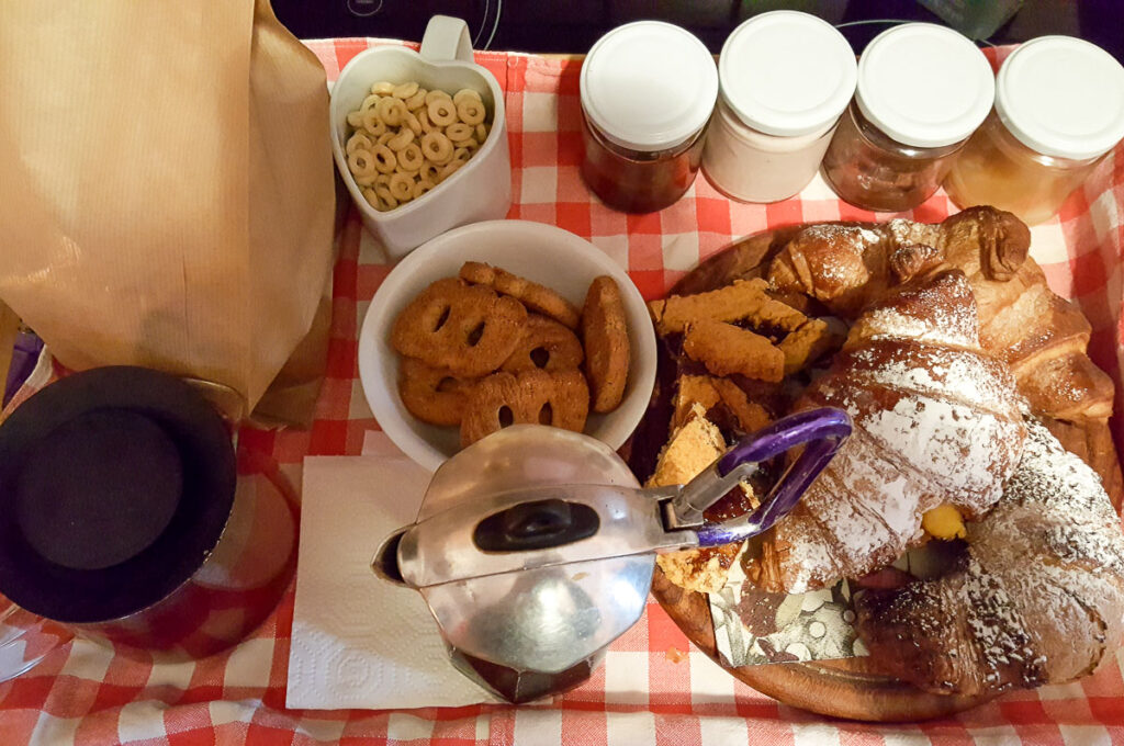 Breakfast at B&B Bivacco al Frasassi -Pierorosa, Marche, Italy - rossiwrites.com