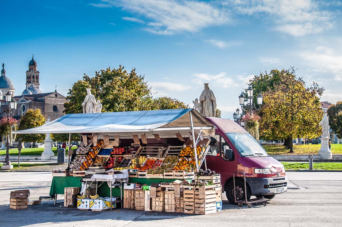 Fruit and veg stall on Prato della Valle - Padua, Italy - rossiwrites.com