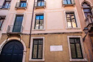 Memorial plaque for the writer Luigi da Porto, author of the original story of Romeo and Juliet - Vicenza, Italy - rossiwrites.com