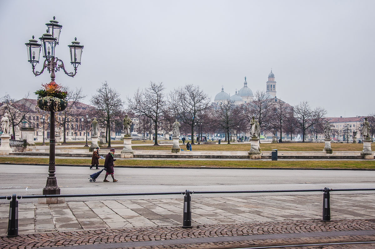 Prato della Valle on a foggy morning - Padua, Italy - rossiwrites.com