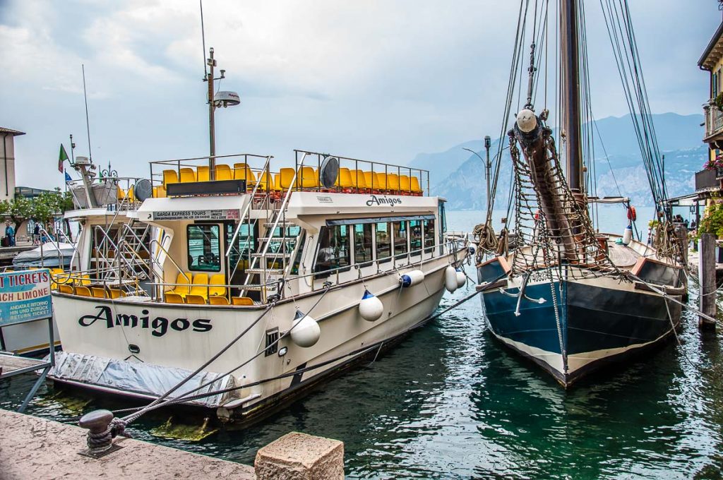 Лодки за туристически обиколки в историческото пристанище на градчето Малчезине - Езерото Гарда, Италия - rossiwrites.com