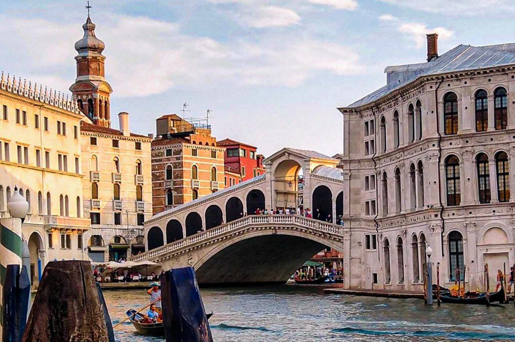 Venice, Italy. 7th July, 2018. The Grand Canal with the Rialto Bridge in  the background in Venice, Italy. Venice, the capital of northern Italy's  Veneto region, is built on more than 100