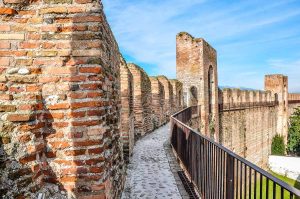 The Ronda Walkway on the medieval defensive wall - Cittadella, Italy - rossiwrites.com