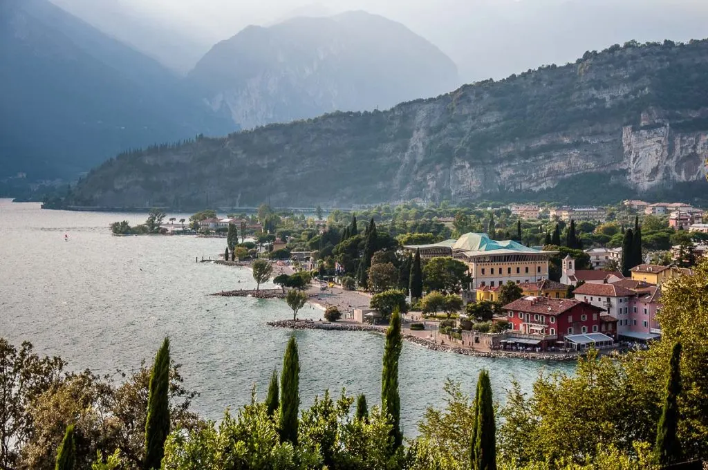 Панорамен изглед на градчето Торболе - Езерото Гарда, Италия - rossiwrites.com