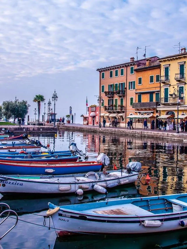 Историческото пристанище и цветните къщи на градчето Ладзизе - Езерото Гарда, Италия - rossiwrites.com