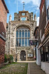 The main entrance of the Church of St. Mary the Virgin with the Fletchers' House on the right - Rye, England - rossiwrites.com