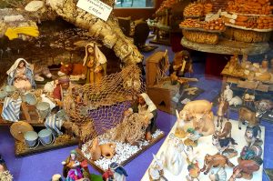 Window display with different pieces for presepe - Italian Nativity Scenes - Treviso, Italy - rossiwrites.com