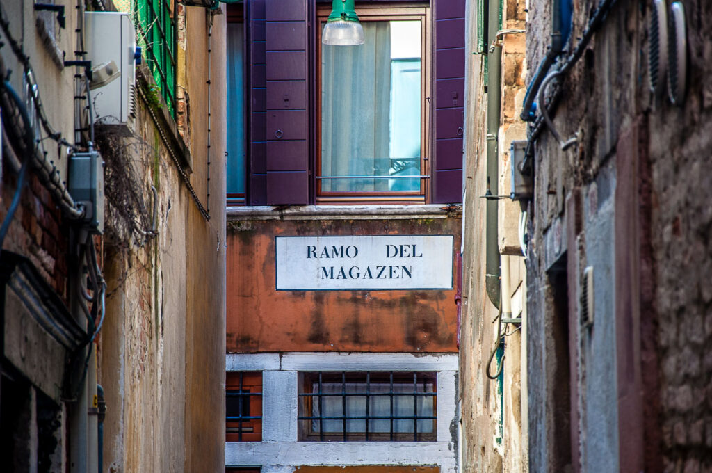 Close-up of the nizioleto of the Ramo del Magazen - Venice, Italy - rossiwrites.com