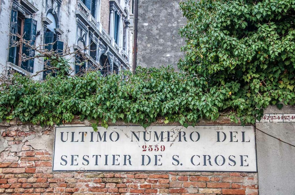 Close-up of the nizioleto of the last house number in the sestiere of Santa Croce - Venice, Italy - rossiwrites.com