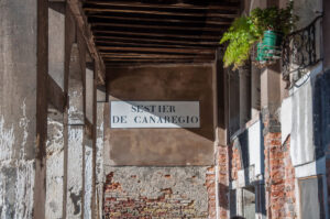 Close-up of the nizioleto of the sestiere di Cannaregio - Venice, Italy - rossiwrites.com