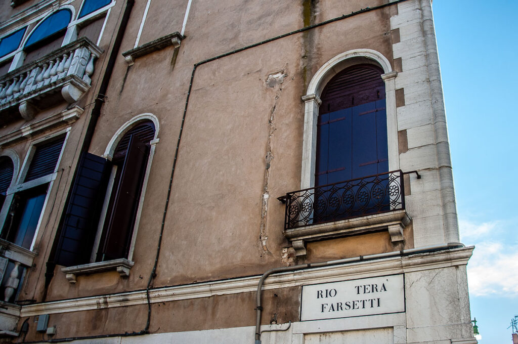 Close-up photo of the nizioleto of the Rio Tera' Farsetti - Venice, Italy - rossiwrites.com