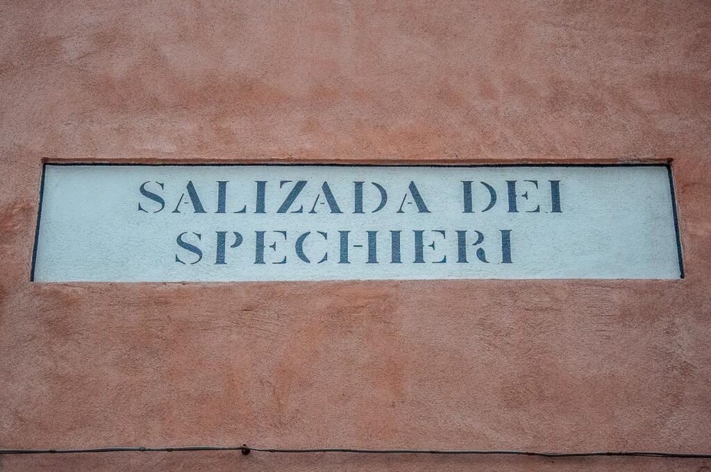 Close-up photo of the nizioleto of the Salizada dei Spechieri - Venice, Italy - rossiwrites.com