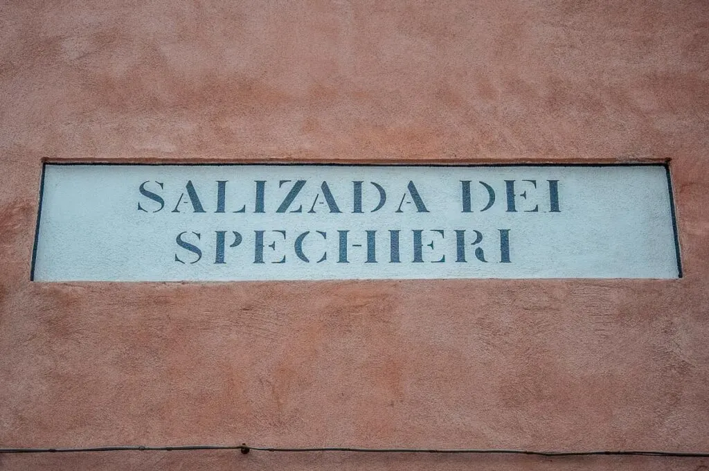 Close-up photo of the nizioleto of the Salizada dei Spechieri - Venice, Italy - rossiwrites.com