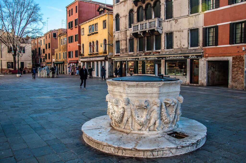 Historic wellhead - Venice, Italy - rossiwrites.com