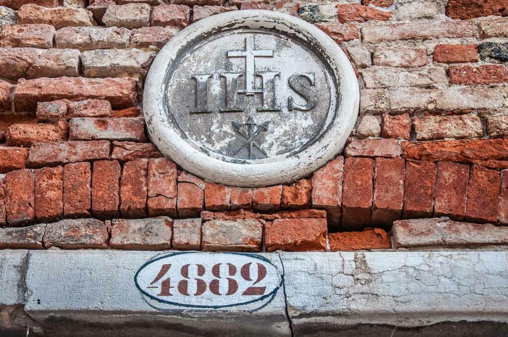 Venetian four-digit house number - Venice, Italy - rossiwrites.com