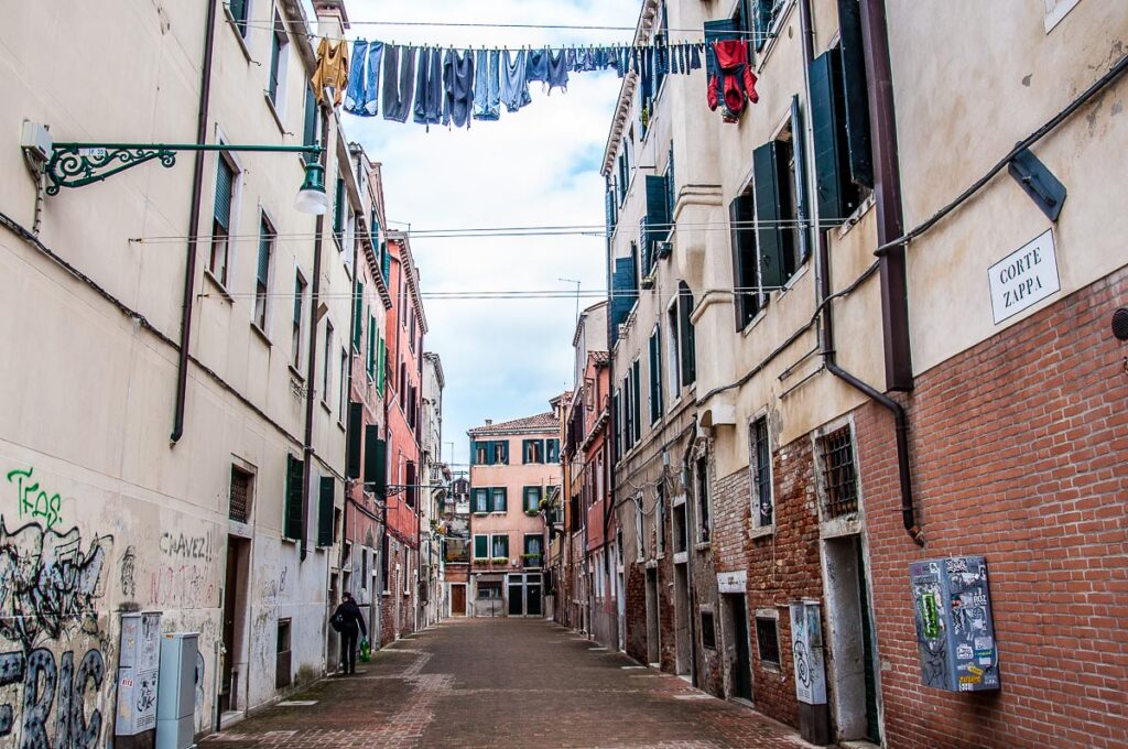 View of a small Venetian corte with clothes drying on the line above it - Venice, Italy - rossiwrites.com