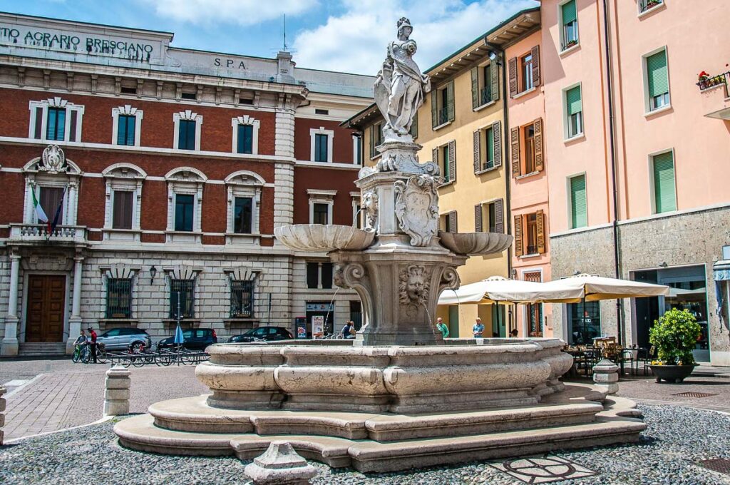 Minerva's Fountain on Piazza Paolo VI - Brescia, Italy - rossiwrites.com