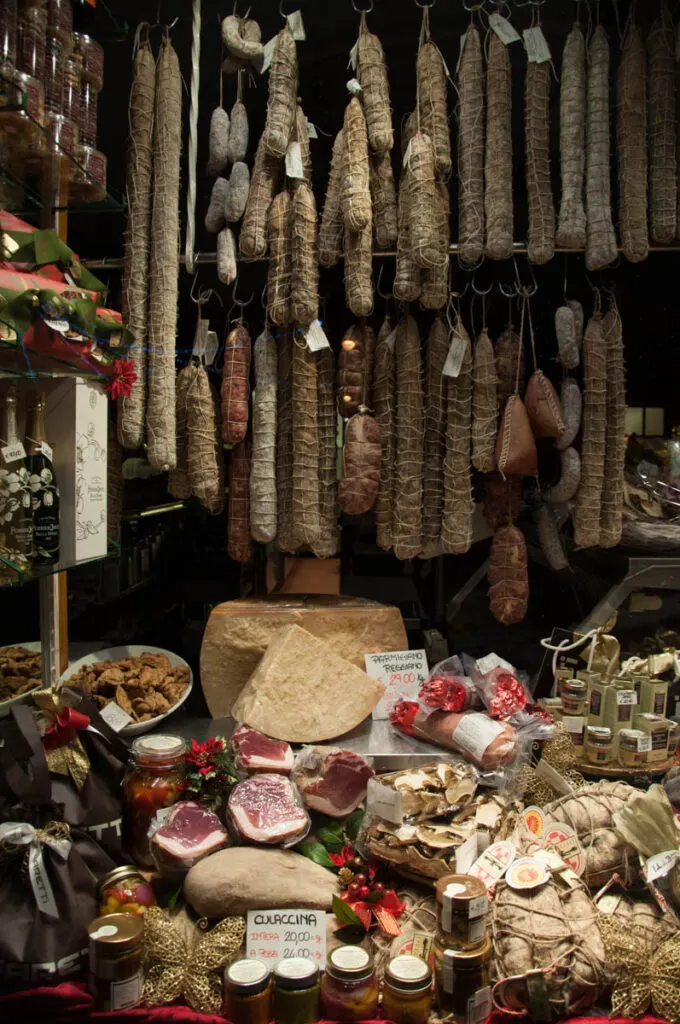 Витрина с традиционни салами, сушено месо и кашкавал - Пиаченца, Италия - rossiwrites.com