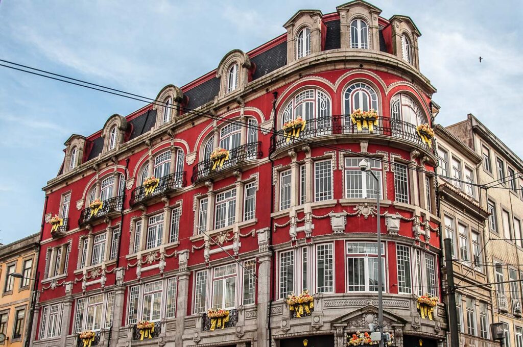 A gorgeous building - Porto, Portugal - rossiwrites.com