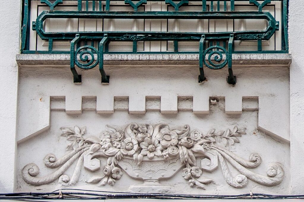 Decoration on the facade of a historic building on Rua Santa Caterina - Porto, Portugal - rossiwrites.com