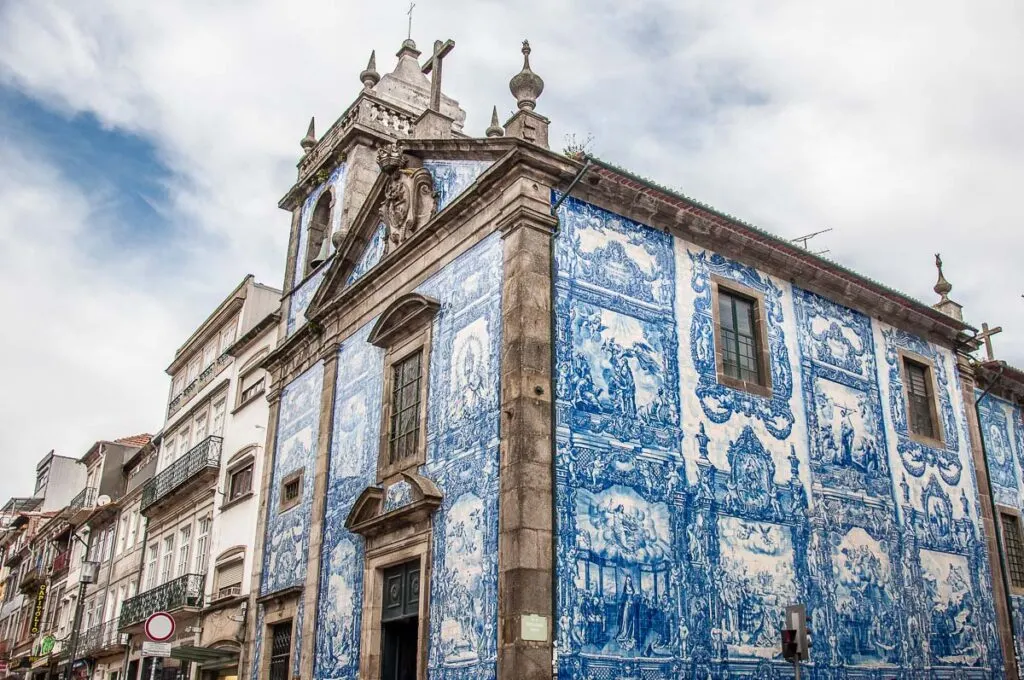 The Capela das Almas on Rua da Santa Caterina - Porto, Portugal - rossiwrites.com