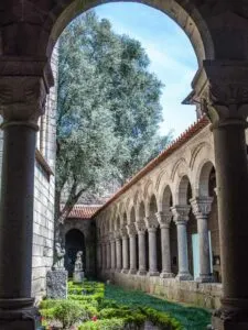 cropped-Courtyard-of-the-Museu-de-Alberto-Sampaio-Guimaraes-Portugal-rossiwrites.com_.jpg