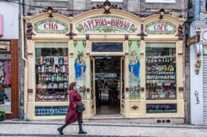 Историческият деликатесен магазин A Perola do Bolhao в град Порто в Португалия - rossiwrites.com