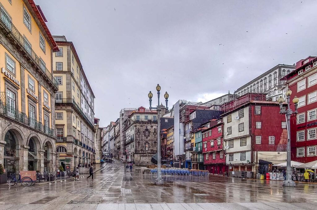 Praca da Ribeira during a heavy rain - Porto, Portugal - rossiwrites.com