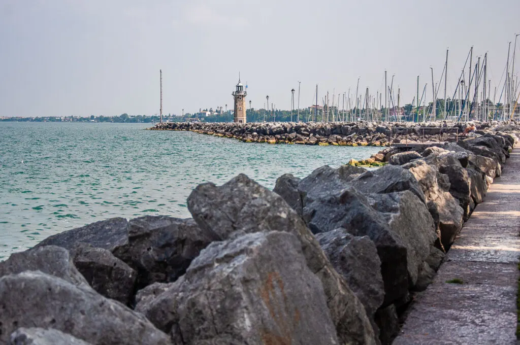 The 19th-century lighthouse seen from the promenade - Desenzano del Garda, Italy - rossiwrites.com