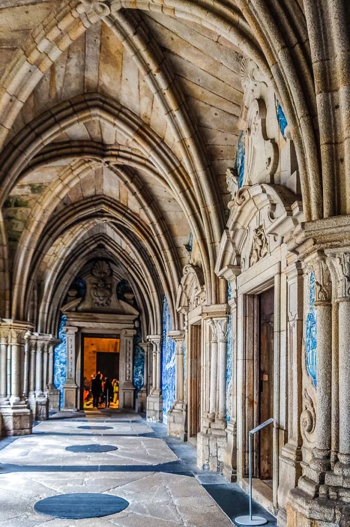 The cloister of the Cathedral (Se do Porto) - Porto, Portugal - rossiwrites.com