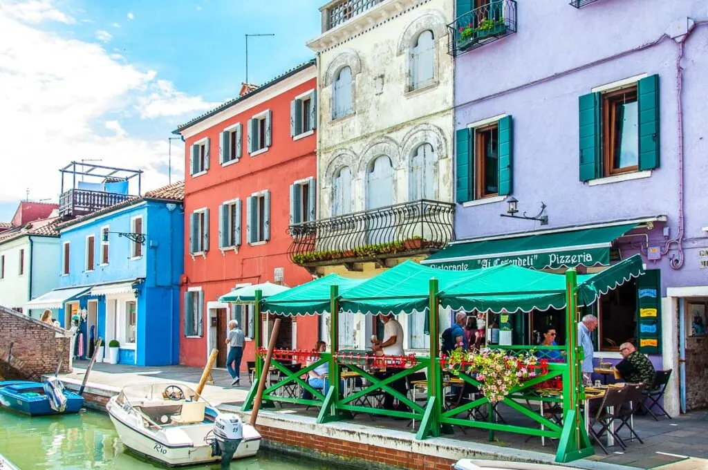 Канал с разноцветни къщи и ресторантче остров Бурано, Италия - rossiwrites.com