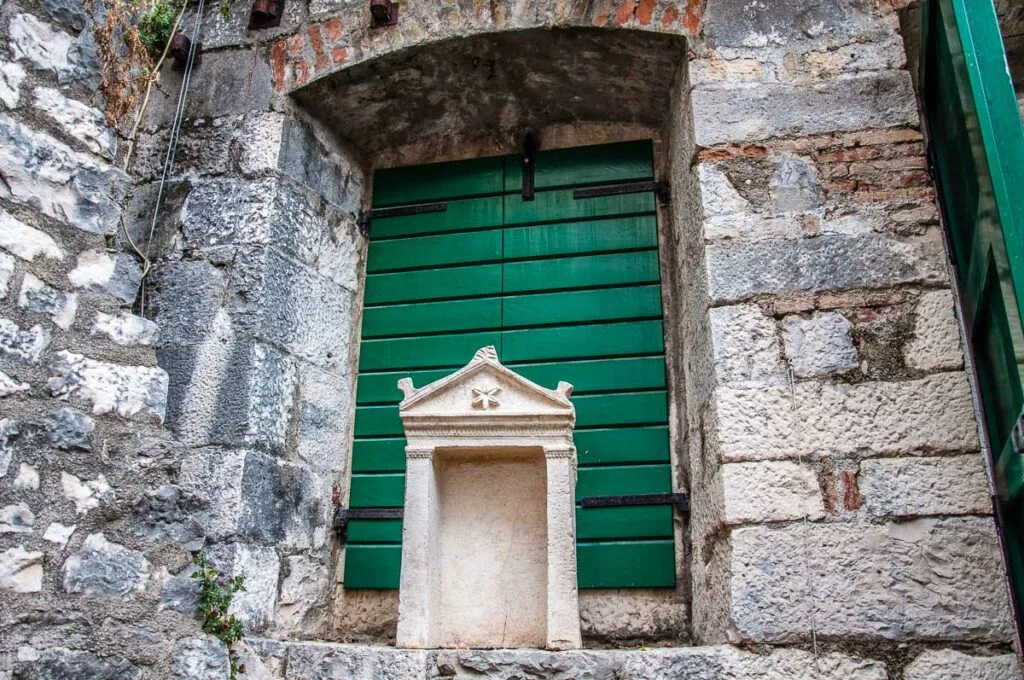 An archaeological artefact on a windowsill in the courtyard of the Museum of Sacral Art - Trogir, Croatia - rossiwrites.com