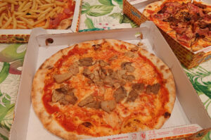 Takeway pizzas - Desenzano del Garda, Italy - rossiwrites.com