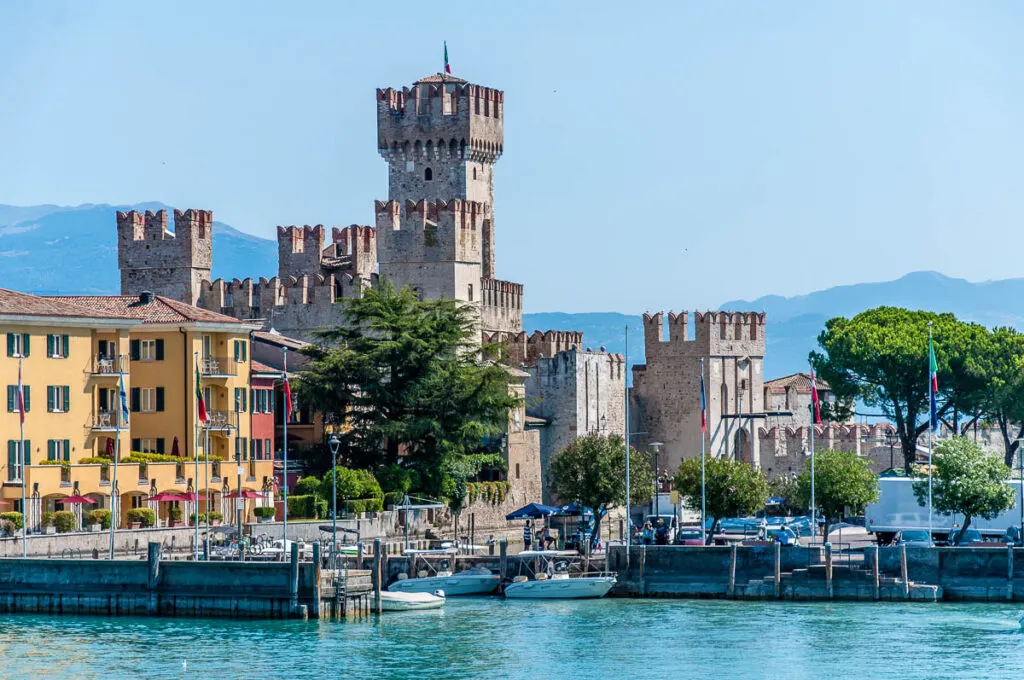 Средновековният замък на династията дела Скала - Сирмионе, Езерото Гарда, Италия - rossiwrites.com
