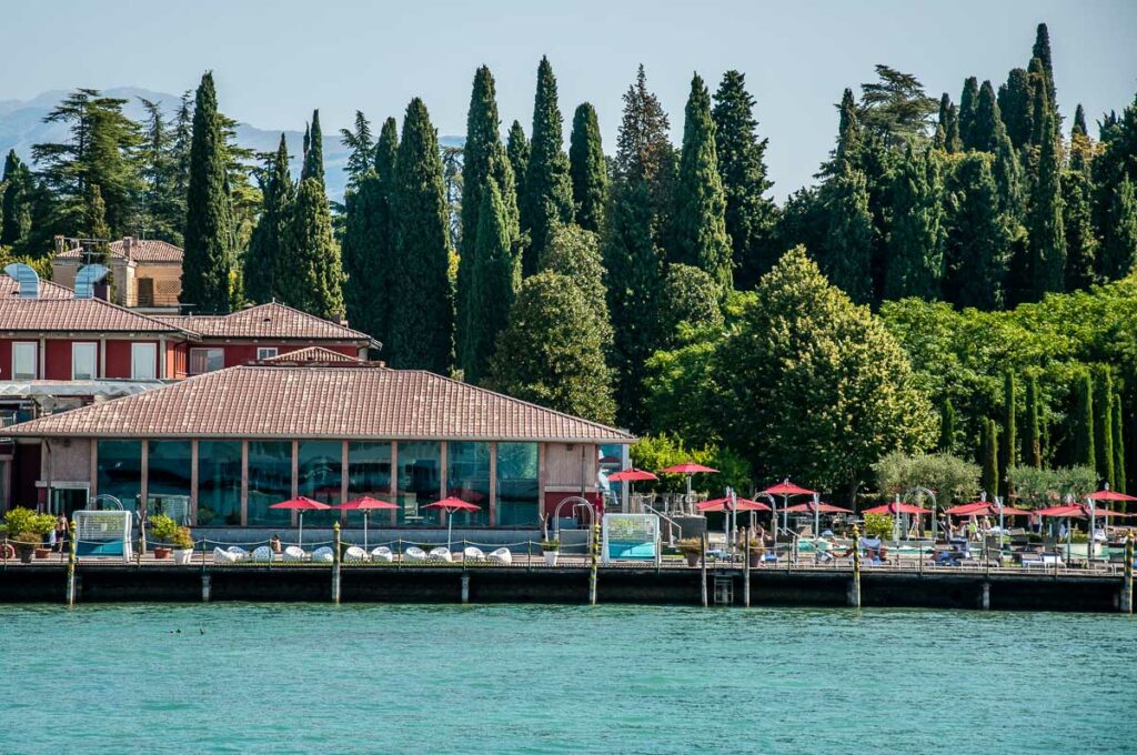 Басейните и спа на Акуария Терме в градчето Сирмионе - Езерото Гарда, Италия - rossiwrites.com