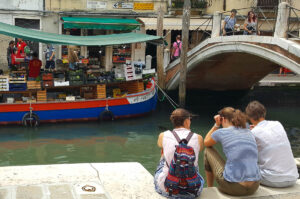 Ponte dei Pugni and the Barca di San Barnaba in the sestiere of Dorsoduro - Venice, Italy - rossiwrites.com