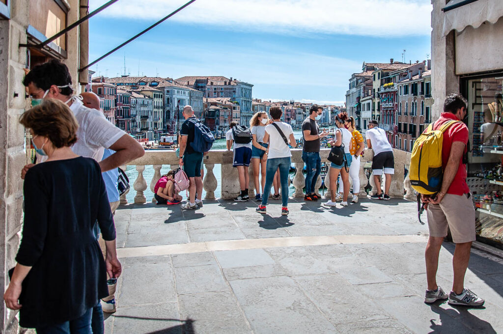 Rialto Bridge with tourists - Venice, Italy - rossiwrites.com