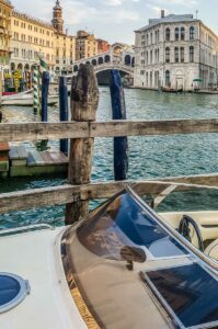 View of Rialto Bridge with the Palazzo dei Camerlenghi - Venice, Italy - rossiwrites.com