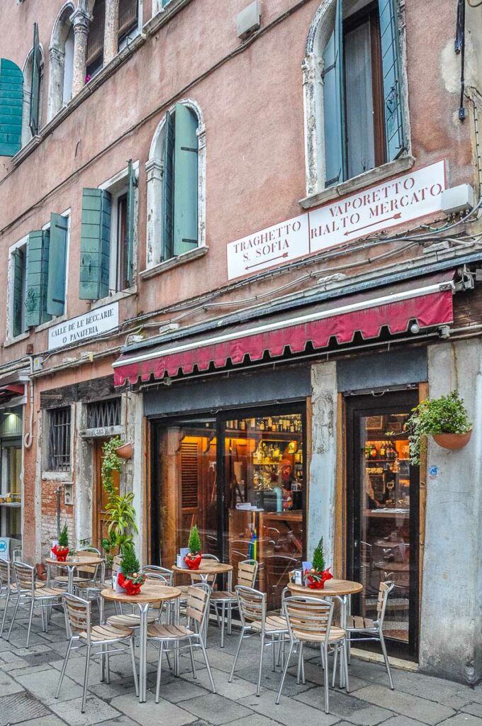 Calle de le Becarie in Rialto - Venice, Italy - rossiwrites.com