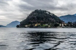 Red heart for selfies along the waterfront promenade of Varenna - Lake Como, Italy - rossiwrites.com