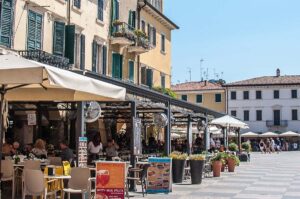 Restaurants along the main square in the historic centre of the town of Lazise - Lake Garda, Italy - rossiwrites.com