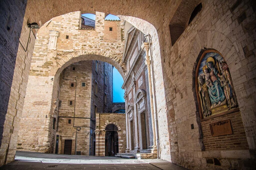 Красив ъгъл в историческия център на град Перуджа в Италия - rossiwrites.com