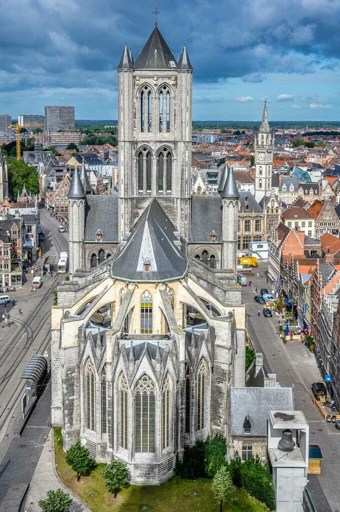 Панорамен изглед на катедралата Св. Баво в град Гент в Белгия - rossiwrites.com